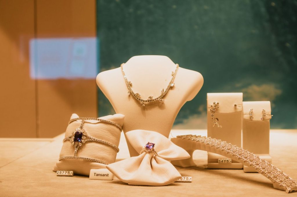 Luxury jewelry display with tansanit and diamond pieces in a store.